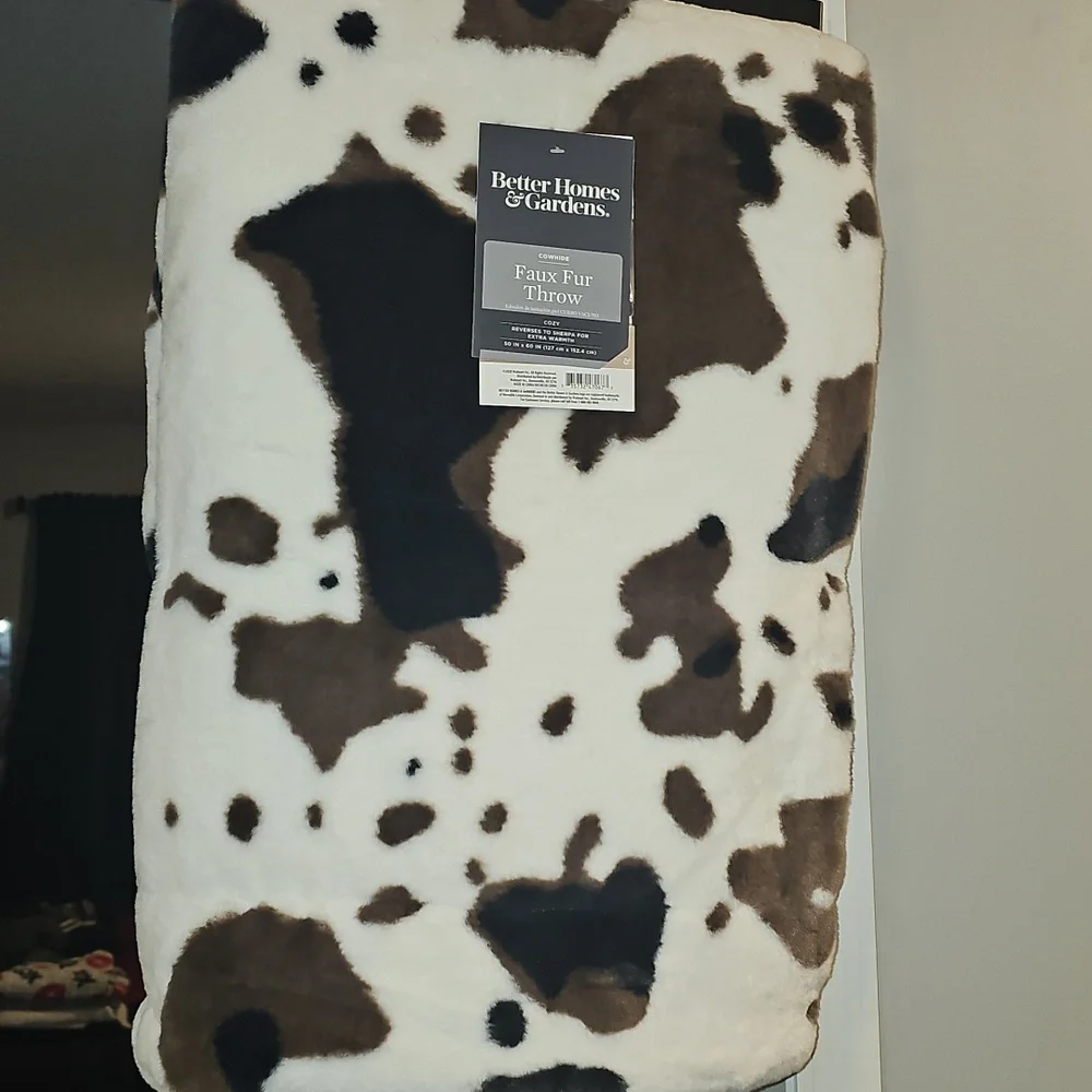 Better Homes & Gardens, Cowhide Faux Fur Throw, 50X60 Inches! Nwts!!